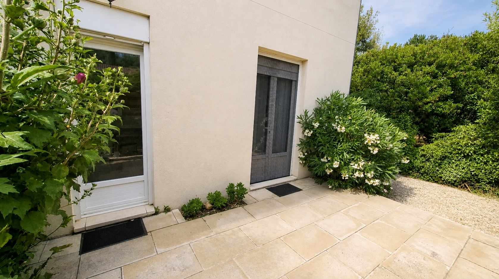 Entrées et terrasse des studios